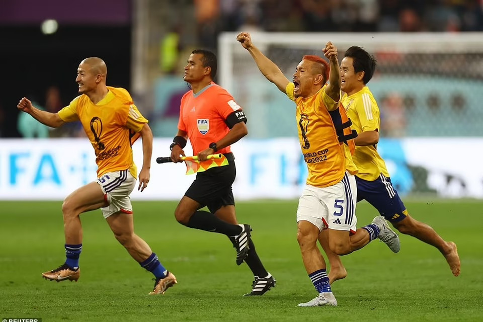 ...và tất cả vỡ òa cảm xúc khi tiếng còi kết thúc trận đấu vang lên. (Nguồn: Reuters)