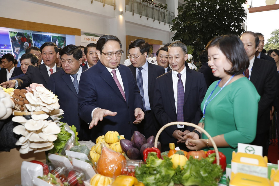 Thủ tướng Phạm Minh Chính tham quan trưng bày sản phẩm nông nghiệp vùng Tây Nguyên. (Ảnh: Dương Giang/TTXVN)