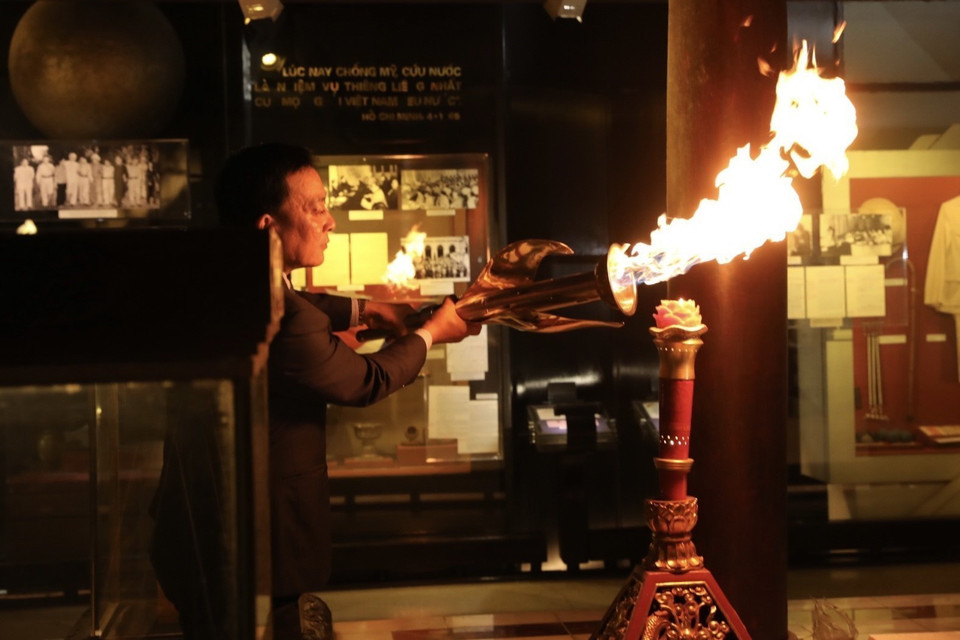 Tiến sỹ Vũ Mạnh Hà, Giám đốc Bảo tàng Hồ Chí Minh thực hiện nghi thức xin lửa thiêng. (Ảnh: Minh Quyết/TTXVN)