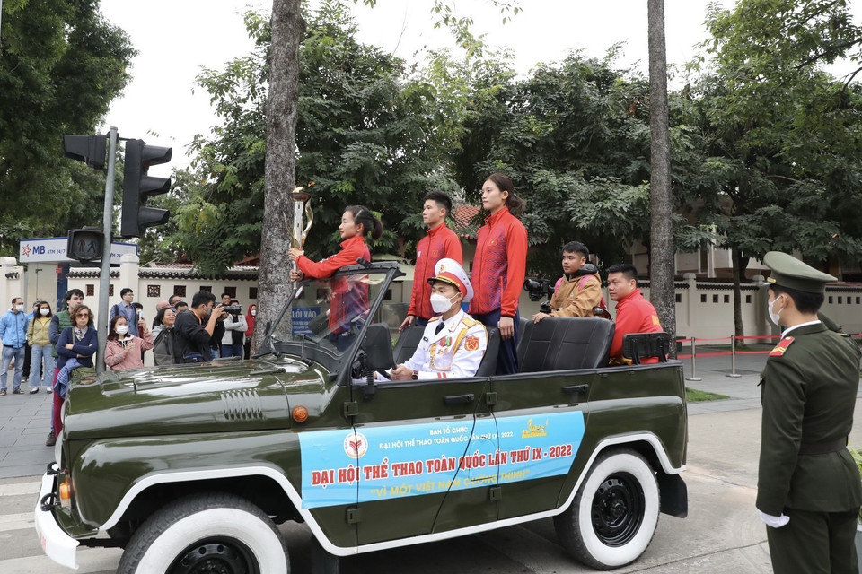 Vận động viên điền kinh Nguyễn Thị Oanh cùng đoàn vận động viên tiêu biểu chuẩn bị nghi thức rước đuốc từ Bảo tàng Hồ Chí Minh. (Ảnh: Minh Quyết/TTXVN)