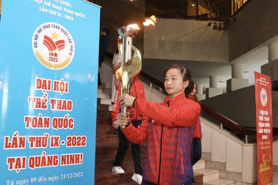 Vận động viên điền kinh Nguyễn Thị Oanh chuẩn bị nghi thức rước đuốc từ Bảo tàng Hồ Chí Minh. (Ảnh: Minh Quyết/TTXVN)