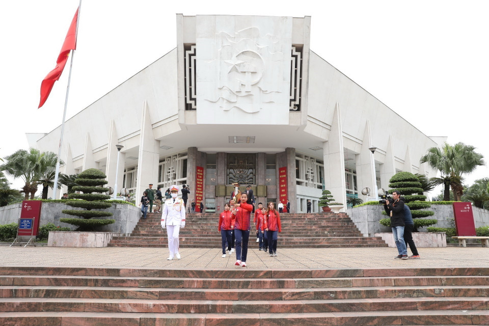 Đoàn vận động viên tiêu biểu thực hiện nghi thức rước đuốc từ Bảo tàng Hồ Chí Minh. (Ảnh: Minh Quyết/TTXVN)