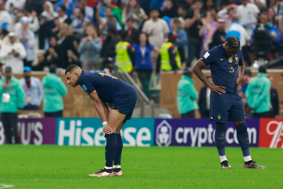 Nỗi buồn của Mbappe và đồng đội sau loạt sút luân lưu định mệnh. (Ảnh: Hải An/Vietnam+)