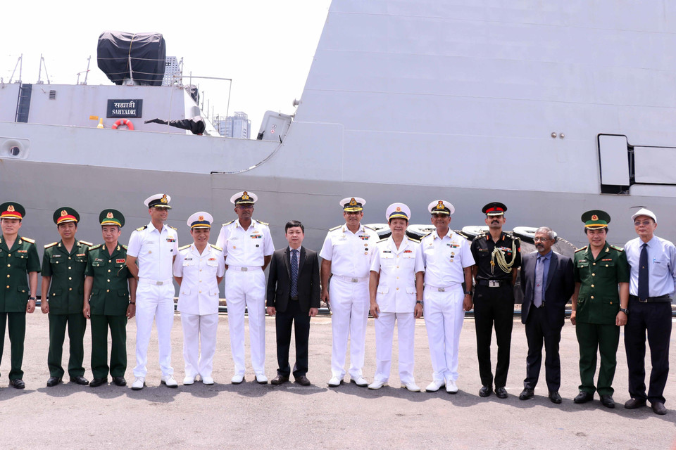Các đại biểu tham dự lễ đón tàu hải quân Ấn Độ chụp ảnh lưu niệm bên tàu INS SAHYADRI. (Ảnh: Xuân Khu/TTXVN)