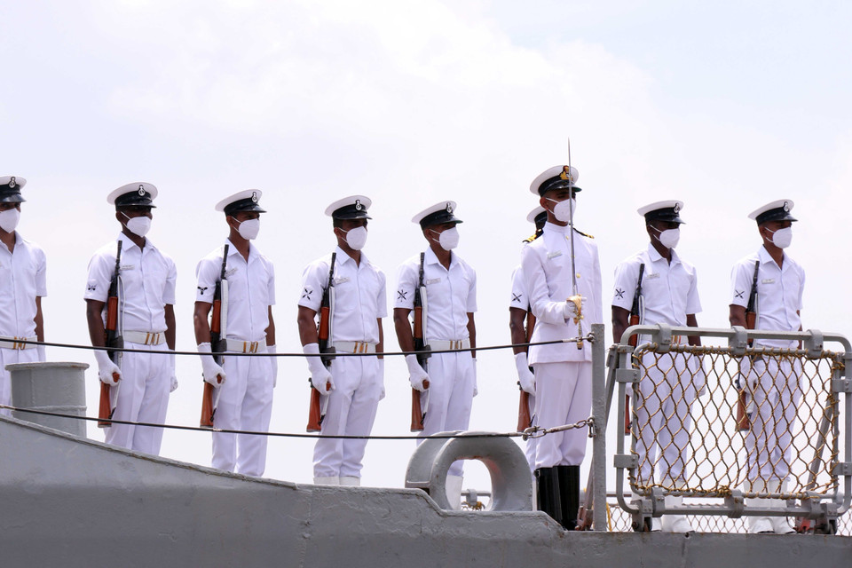 Đội ngũ thủy thủ tàu INS SAHYADRI chuẩn bị cập cảng Nhà Rồng. (Ảnh: Xuân Khu/TTXVN)