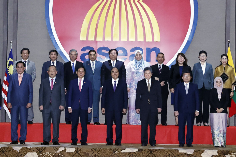 Chủ tịch nước Nguyễn Xuân Phúc với Tổng Thư ký ASEAN Lim Jock Hoi và Đại sứ, Đại biện Phái đoàn các nước ASEAN tại Jakarta. Ảnh: Thống Nhất – TTXVN