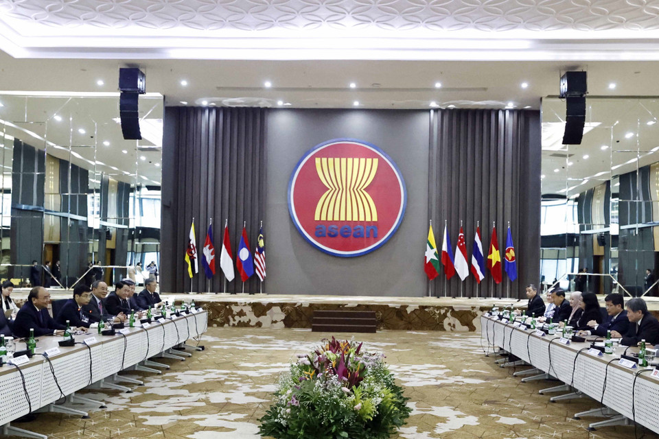 Chủ tịch nước Nguyễn Xuân Phúc gặp Tổng Thư ký ASEAN Lim Jock Hoi và Đại sứ, Đại biện Phái đoàn các nước ASEAN tại Jakarta. (Ảnh: Thống Nhất/TTXVN)