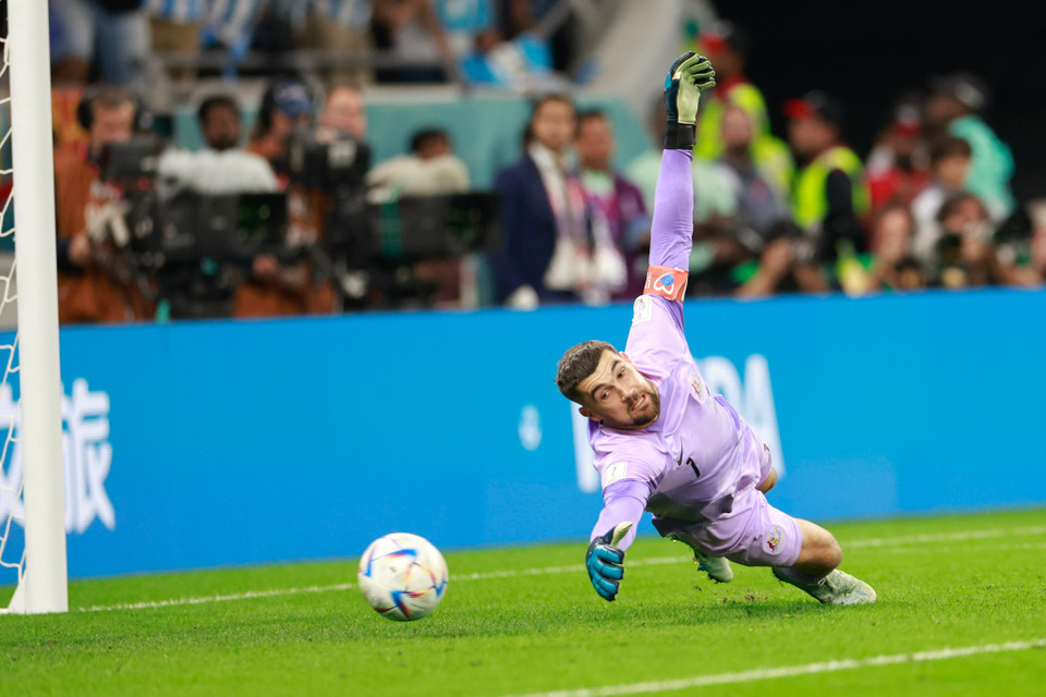 Messi chính là người đã đánh bại thủ thành Mathew Ryan với pha dứt điểm hiểm hóc... (Ảnh: Hải An/Vietnam+)