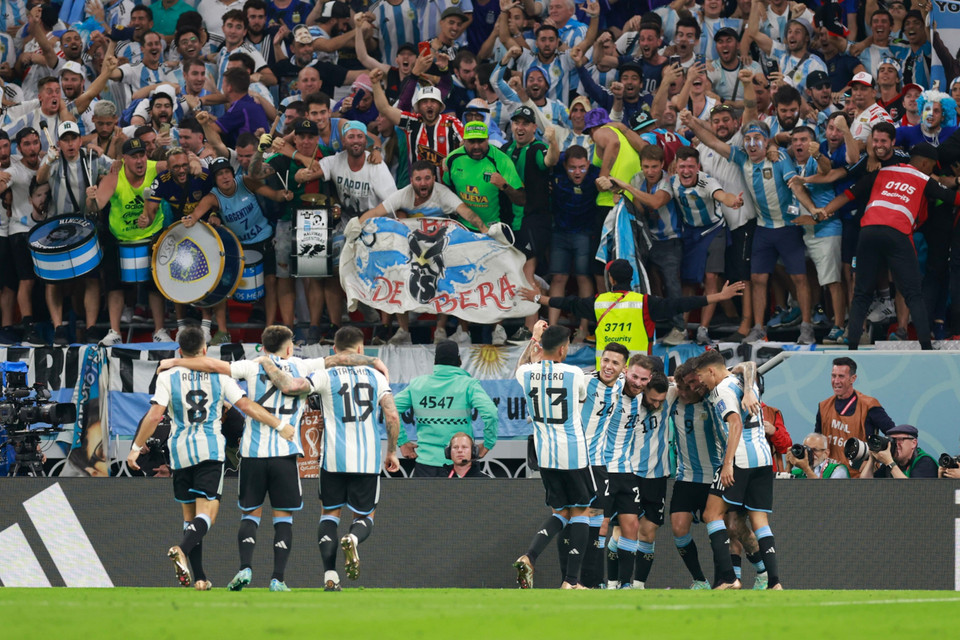 ...và mang niềm vui đến cho người hâm mộ Argentina. (Ảnh: Hải An/Vietnam+)