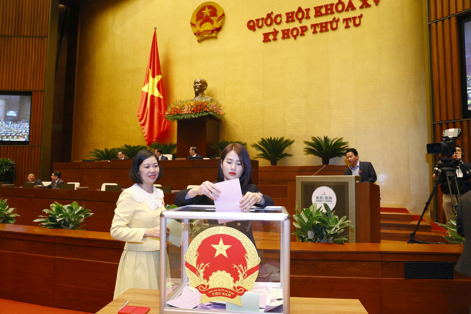 Đại biểu Quốc hội tiến hành bỏ phiếu. (Ảnh: Doãn Tấn/TTXVN)