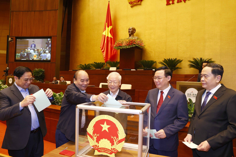 Lãnh đạo Đảng, Nhà nước và đại biểu Quốc hội bỏ phiếu. (Ảnh: Doãn Tấn/TTXVN)