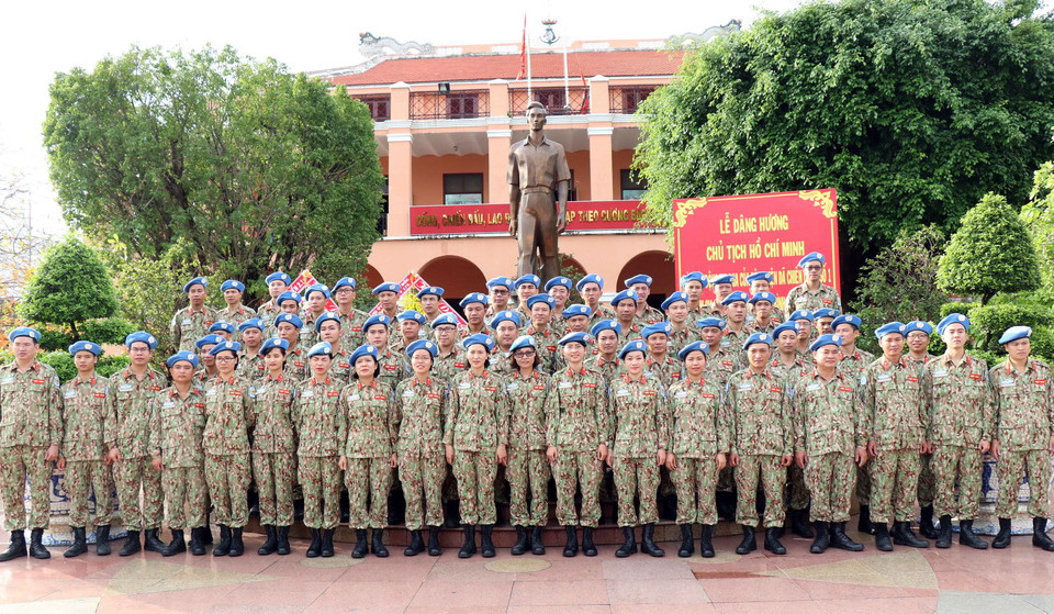 Tập thể Bệnh viện dã chiến cấp 2 số 1 dâng hương Chủ tịch Hồ Chí Minh tại Bến Nhà Rồng trước ngày lên đường nhận nhiệm vụ. (Ảnh: Xuân Khu/TTXVN)