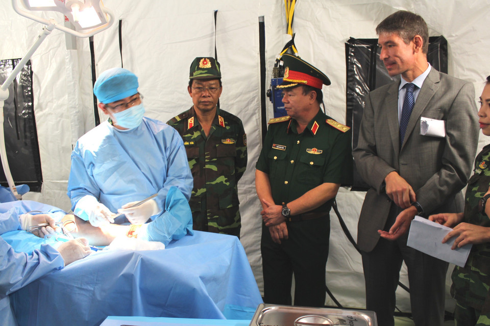 Thực hành huấn luyện trên bộ trang bị bệnh viện dã chiến cấp 2 dưới sự theo dõi của đại diện ngoại giao Hoa Kỳ, Anh, Australia và các chuyên gia quốc tế. (Ảnh: Xuân Khu/TTXVN)