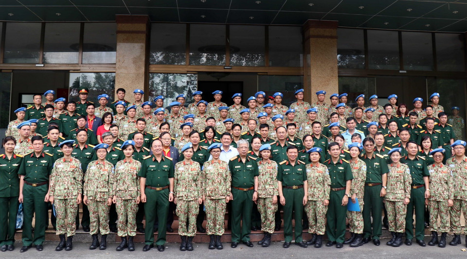 Cán bộ,chiến sỹ, nhân viên bệnh viện dã chiến cấp 2 số 1 chụp ảnh cùng quan khách sau lễ nhận nhiệm vụ. (Ảnh: Xuân Khu/TTXVN)