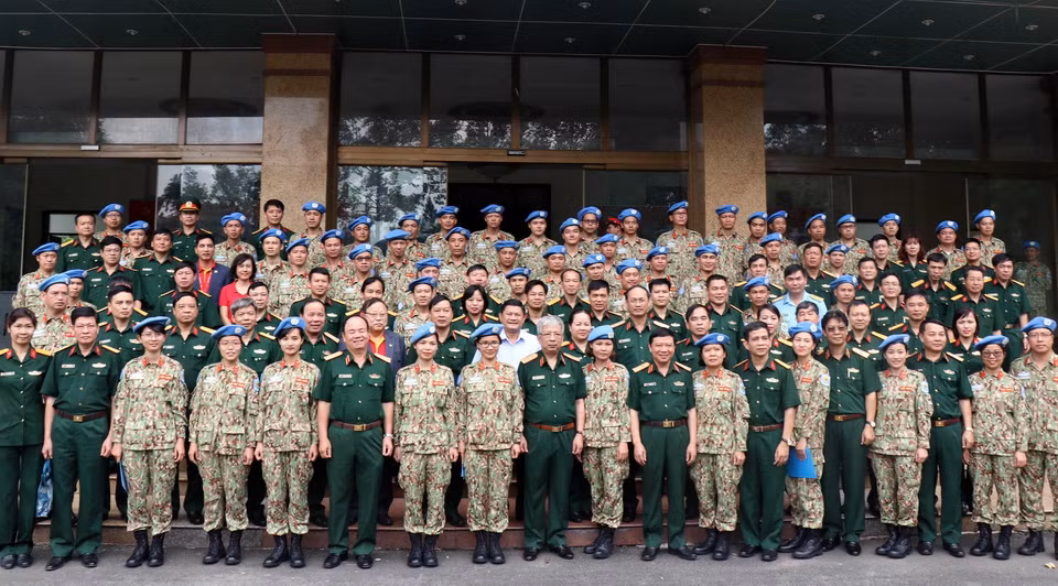 Cán bộ,chiến sỹ, nhân viên bệnh viện dã chiến cấp 2 số 1 chụp ảnh cùng quan khách sau lễ nhận nhiệm vụ. (Ảnh: Xuân Khu/TTXVN)