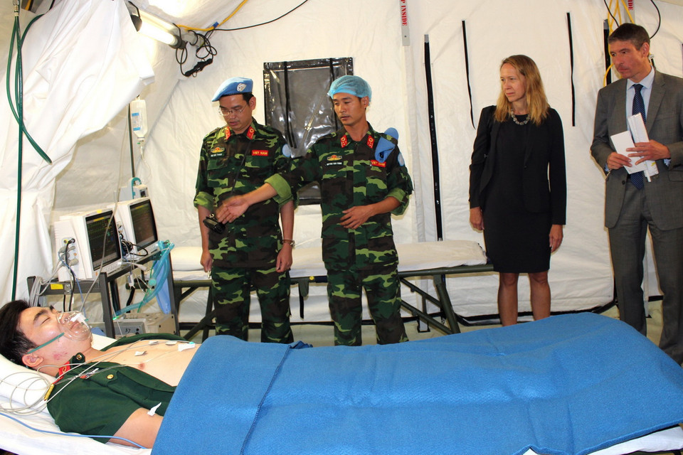 Thực hành huấn luyện trên bộ trang bị bệnh viện dã chiến cấp 2 dưới sự theo dõi của đại diện ngoại giao Hoa Kỳ, Anh, Australia và các chuyên gia quốc tế. (Ảnh: Xuân Khu/TTXVN)