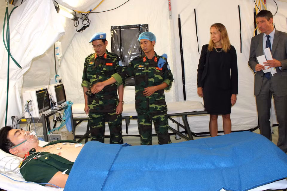 Thực hành huấn luyện trên bộ trang bị bệnh viện dã chiến cấp 2 dưới sự theo dõi của đại diện ngoại giao Hoa Kỳ, Anh, Australia và các chuyên gia quốc tế. (Ảnh: Xuân Khu/TTXVN)
