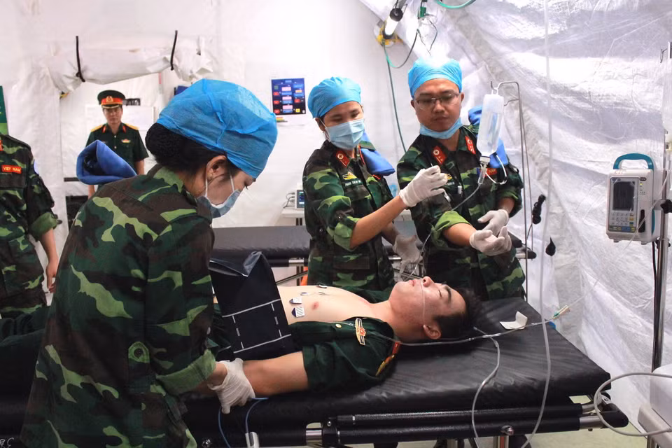 Thực hành huấn luyện trên bộ trang bị bệnh viện dã chiến cấp 2. (Ảnh: Xuân Khu/TTXVN)
