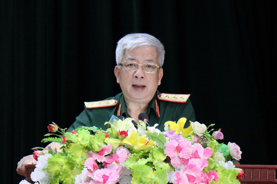 Thượng tướng Nguyễn Chí Vịnh, thay mặt Quân ủy Trung ương, Bộ Quốc phòng giao nhiệm vụ cho Bệnh viện dã chiến cấp 2 số 1 khi sang làm nhiệm vụ gìn giữ hòa bình tại Nam Sudan. (Ảnh: Xuân Khu/TTXVN)