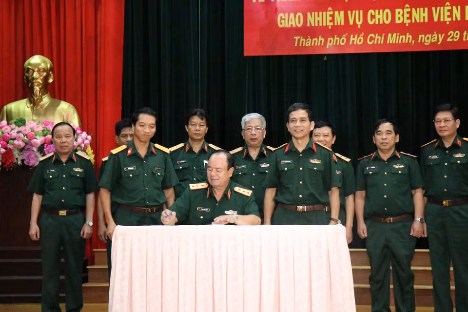 Thượng tướng Phạm Ngọc Minh, Phó Tổng tham mưu trưởng Quân đội nhân dân Việt Nam ký chứng nhận biên bản bàn giao toàn vẹn Bệnh viện dã chiến cấp 2 số 1 từ Bệnh viện Quân y 175 sang Cục Gìn giữ hòa bình Việt Nam. (Ảnh: Xuân Khu/TTXVN)