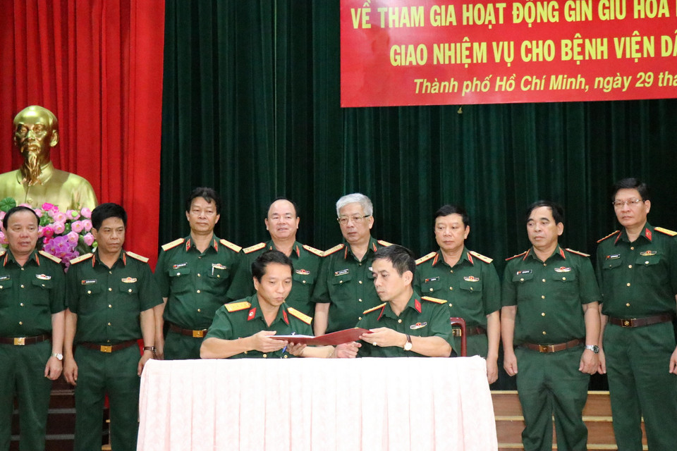 Lễ ký biên bản bàn giao toàn vẹn Bệnh viện dã chiến cấp 2 số 1 từ Bệnh viện Quân y 175 sang Cục Gìn giữ hòa bình Việt Nam. (Ảnh: Xuân Khu/TTXVN)