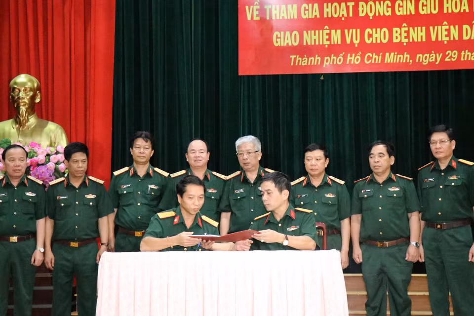 Lễ ký biên bản bàn giao toàn vẹn Bệnh viện dã chiến cấp 2 số 1 từ Bệnh viện Quân y 175 sang Cục Gìn giữ hòa bình Việt Nam. (Ảnh: Xuân Khu/TTXVN)
