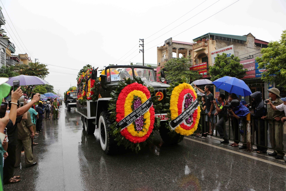Hàng nghìn người dân Ninh Bình đội mưa đón đoàn xe đưa linh cữu Chủ tịch nước Trần Đại Quang về với quê hương. (Nguồn: TTXVN)