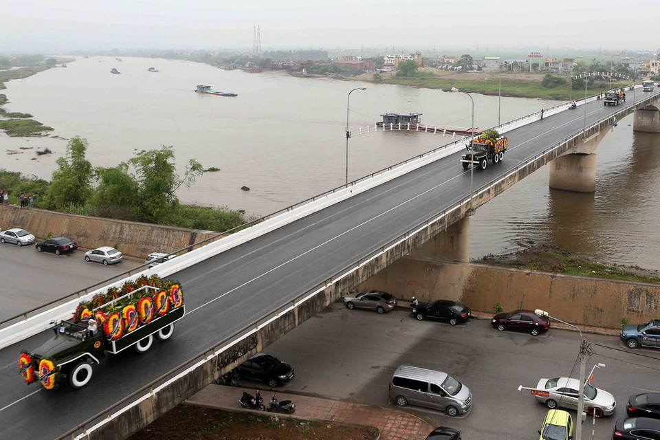 Đoàn xe đưa linh cữu Chủ tịch nước Trần Đại Quang về quê hương Ninh Bình. (Nguồn: TTXVN)