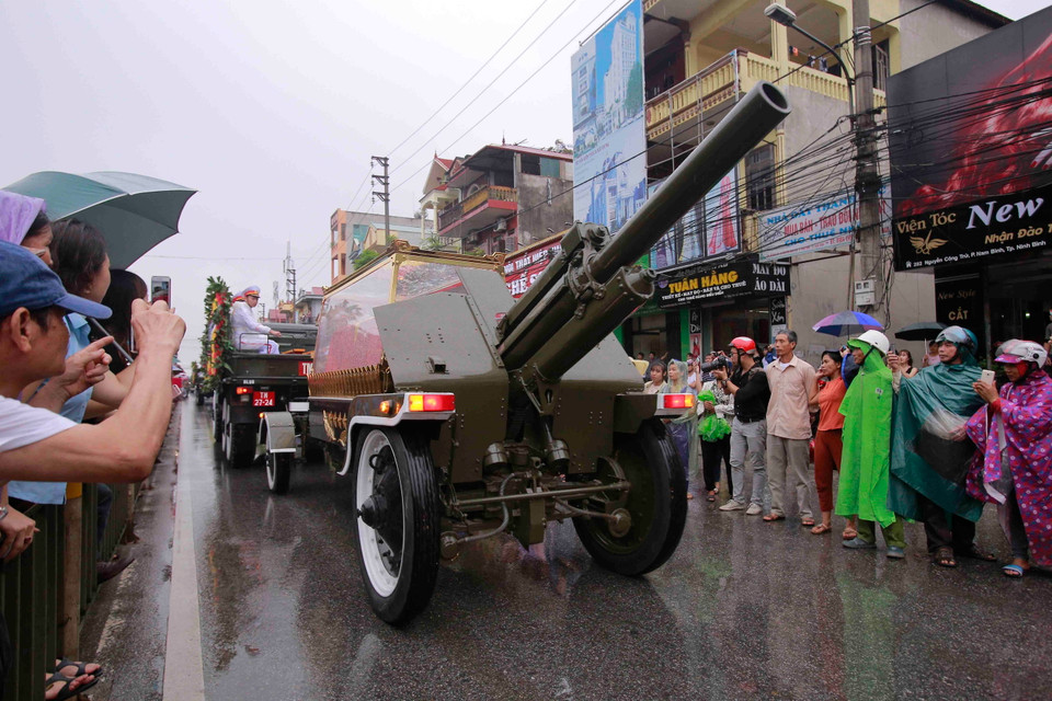 Hàng nghìn người dân Ninh Bình đội mưa đón đoàn xe đưa linh cữu Chủ tịch nước Trần Đại Quang về với quê hương. (Nguồn: TTXVN)