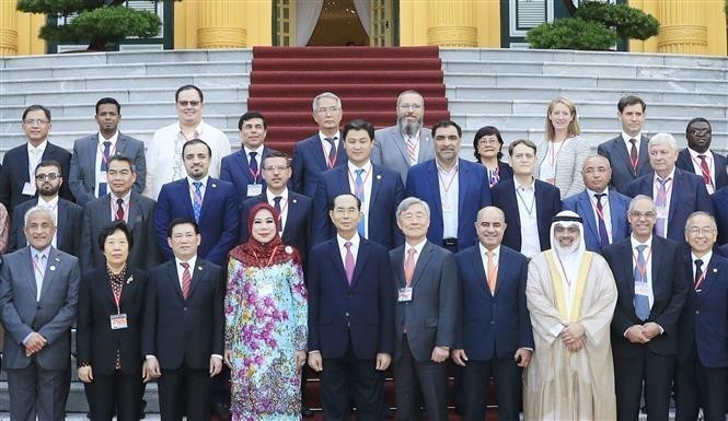 Chủ tịch nước Trần Đại Quang chụp ảnh lưu niệm với các Trưởng đoàn các Cơ quan Kiểm toán tối cao châu Á nhân dịp tham dự Đại hội Tổ chức các Cơ quan Kiểm toán tối cao châu Á (ASOSAI) lần thứ 14. (Ảnh: TTXVN)