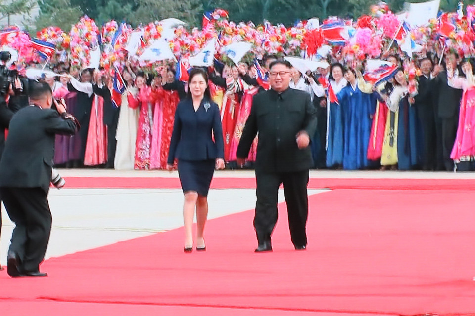 Nhà lãnh đạo Triều Tiên Kim Jong-un (phải, phía trước) và phu nhân Ri Sol-ju (trái, phía trước) đón Tổng thống Hàn Quốc Moon Jae-in tại sân bay Sunan ở thủ đô Bình Nhưỡng ngày 18/9. (Ảnh: Yonhap/TTXVN)