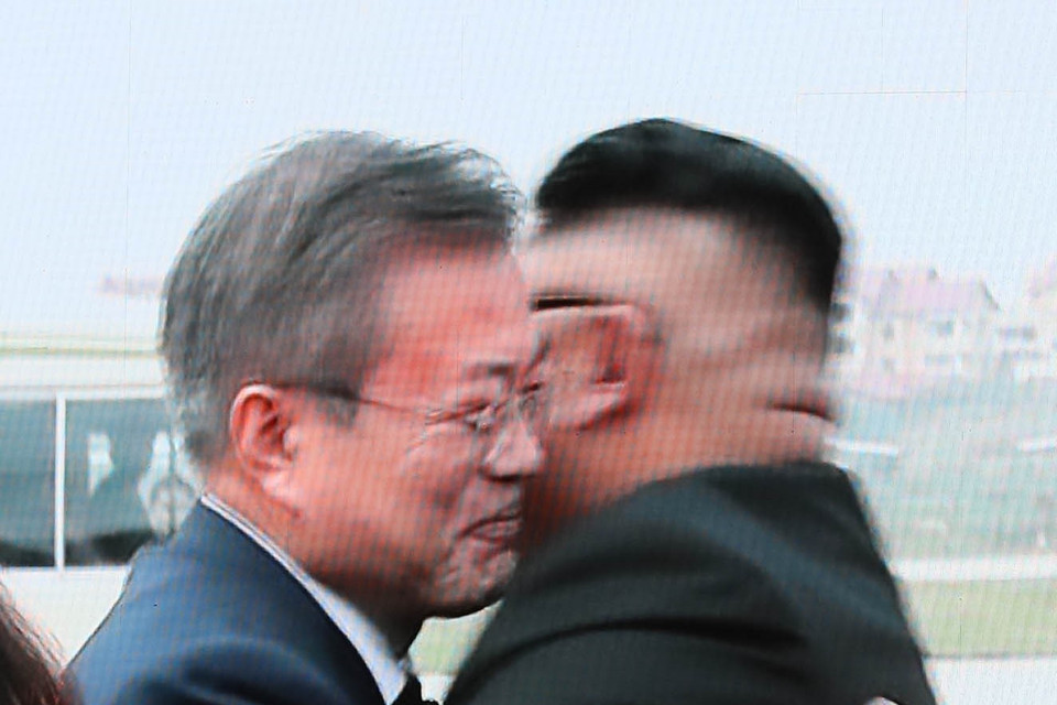 (hình ảnh chụp qua truyền hình): Nhà lãnh đạo Triều Tiên Kim Jong-un (phải) đón Tổng thống Hàn Quốc Moon Jae-in tại sân bay quốc tế Sunan ở thủ đô Bình Nhưỡng ngày 18/9. (Ảnh: Yonhap/TTXVN)