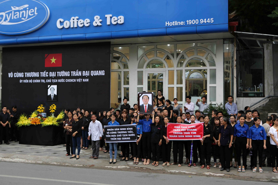 Người dân Ninh Bình đứng hai bên đường tiễn đưa Chủ tịch nước Trần Đại Quang. (Ảnh: TTXVN)