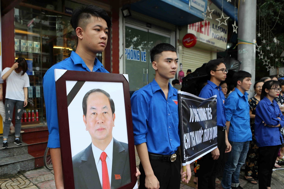 Hàng nghìn người dân thành phố Ninh Bình xuống đường đưa tiễn Chủ tịch nước Trần Đại Quang. (Ảnh: TTXVN)