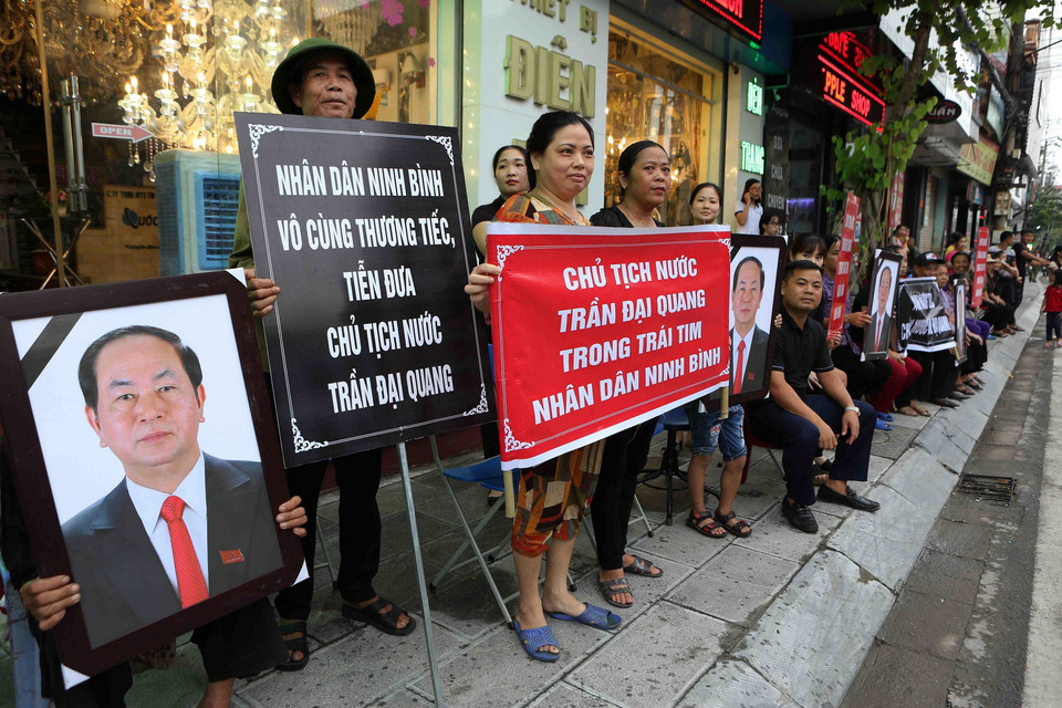 Người dân Ninh Bình đứng hai bên đường tiễn đưa Chủ tịch nước Trần Đại Quang. (Ảnh: TTXVN)