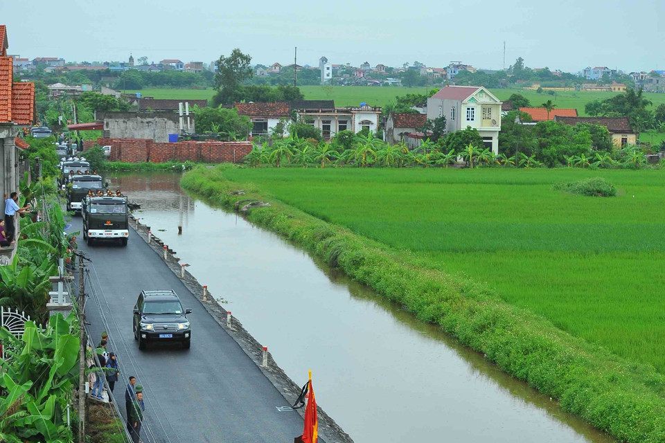 Đoàn xe đưa linh cữu Chủ tịch nước Trần Đại Quang về quê hương Kim Sơn-Ninh Bình. (Ảnh: TTXVN)