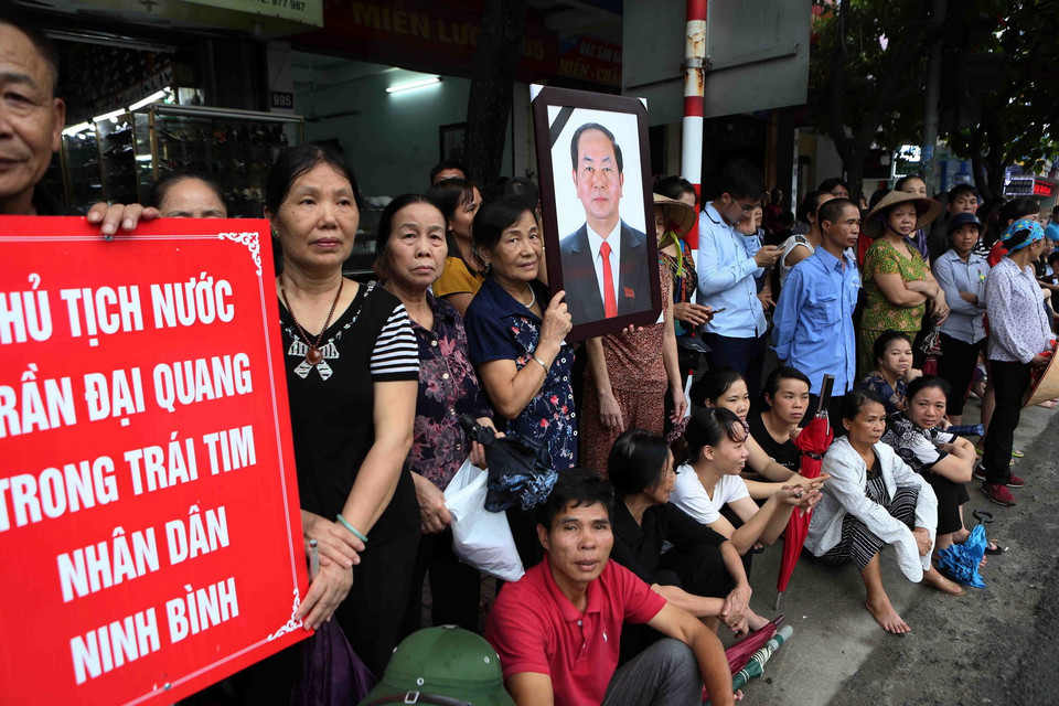 Người dân Ninh Bình đứng hai bên đường tiễn đưa Chủ tịch nước Trần Đại Quang. (Ảnh: TTXVN)