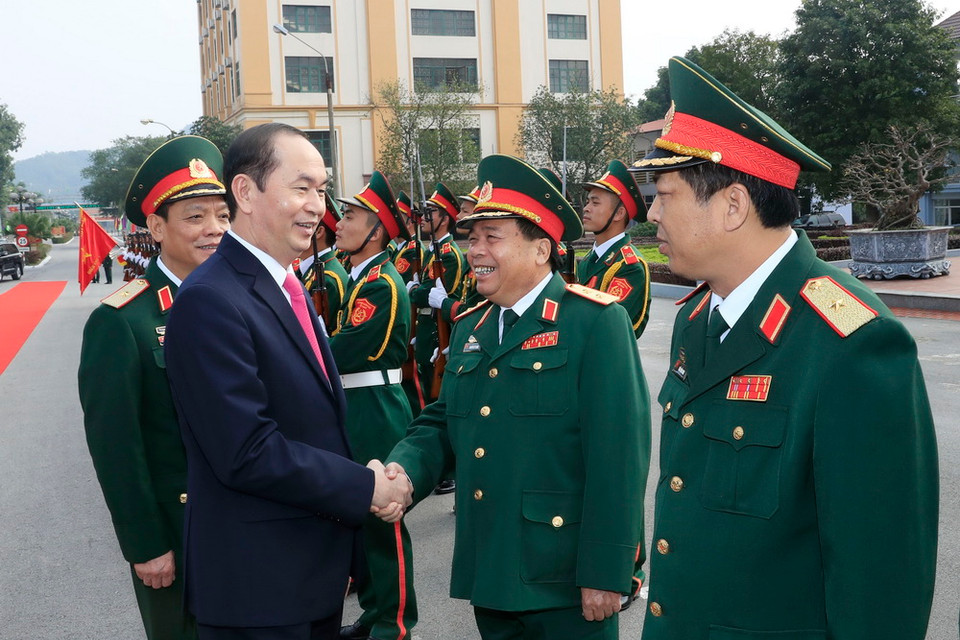 Cán bộ, chiến sỹ lực lượng Quân khu 1 đón Chủ tịch nước Trần Đại Quang. (Ảnh: Nhan Sáng/TTXVN)