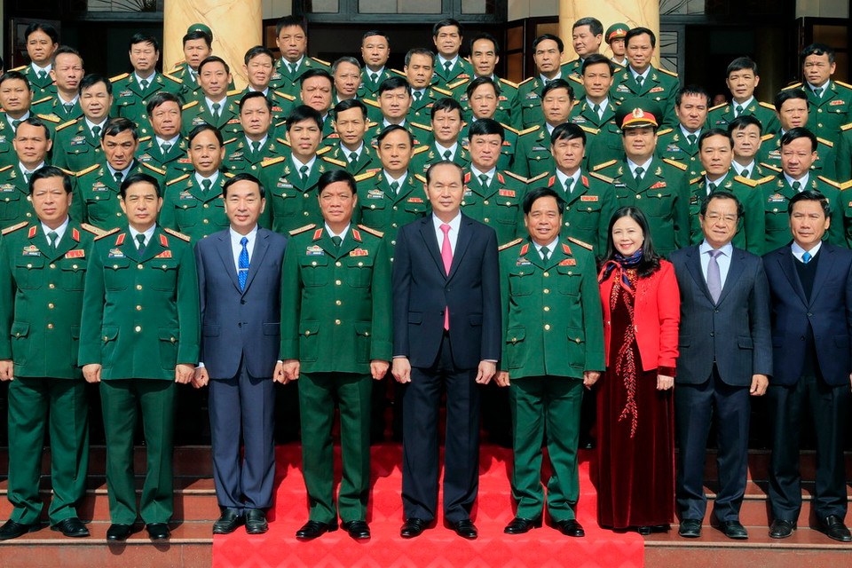 Chủ tịch nước Trần Đại Quang với cán bộ, chiến sỹ, sỹ quan chỉ huy lực lượng vũ trang Quân khu 1.(Ảnh: Nhan Sáng/TTXVN)