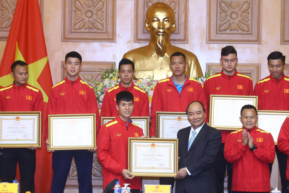 Thủ tướng Nguyễn Xuân Phúc trao tặng Huân chương lao động Hạng Ba cho cầu thủ Trần Đình Trọng. (Ảnh: Thống Nhất/TTXVN)