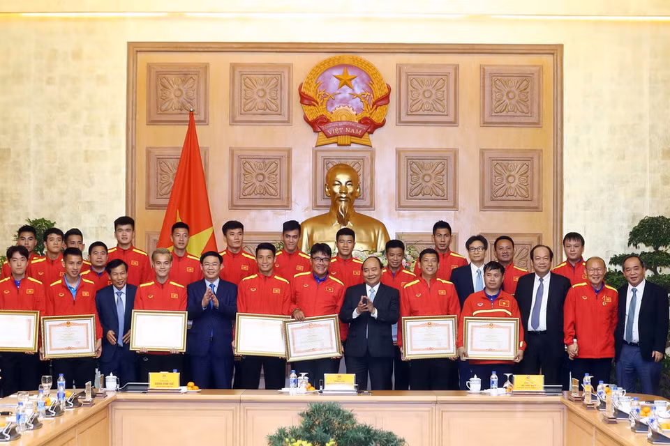 Thủ tướng Nguyễn Xuân Phúc trao tặng Bằng khen của Thủ tướng Chính phủ cho các cầu thủ. (Ảnh: Thống Nhất/TTXVN)