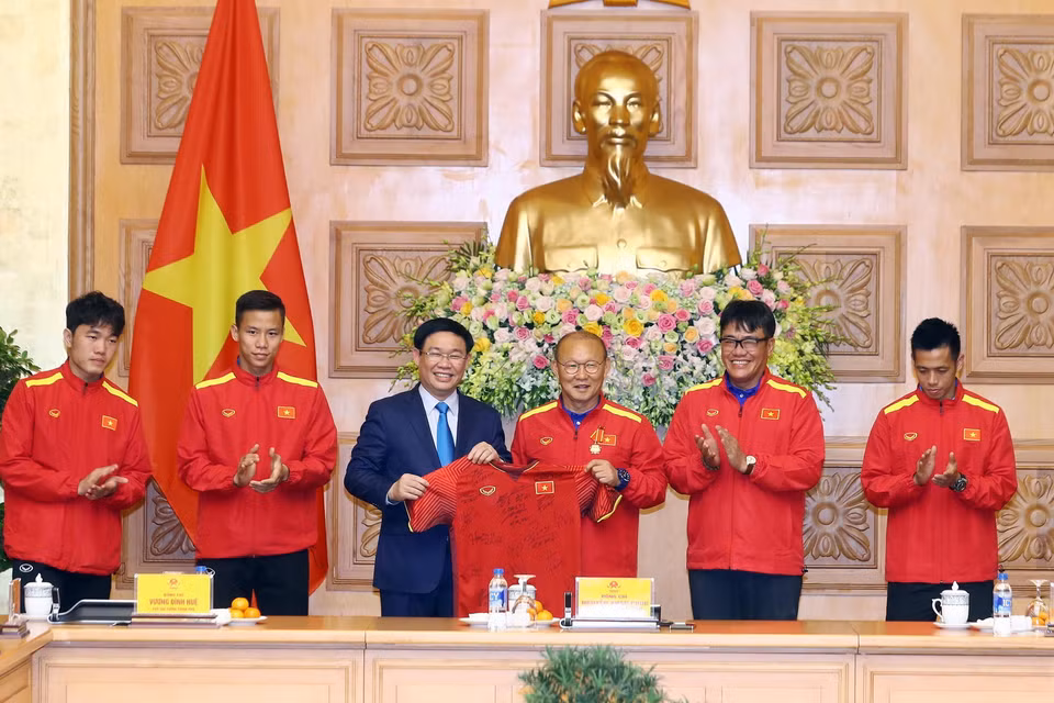 Đội tuyển bóng đá nam Quốc gia tặng áo cho Phó Thủ tướng Vương Đình Huệ. (Ảnh: Thống Nhất/TTXVN)