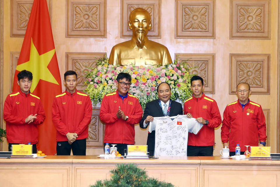 Đội tuyển bóng đá nam Quốc gia tặng áo cho Thủ tướng Nguyễn Xuân Phúc. (Ảnh: Thống Nhất/TTXVN)