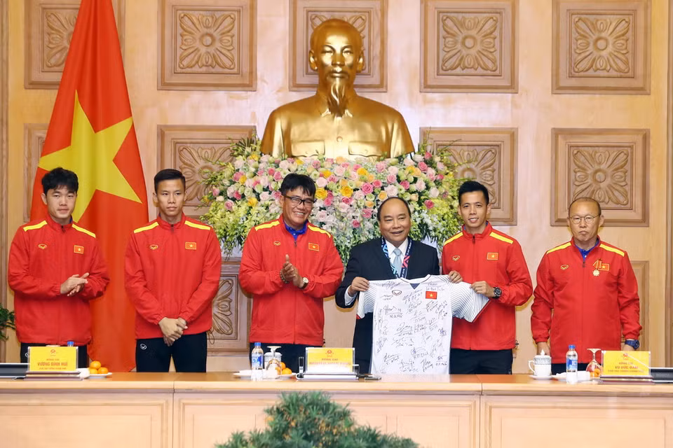 Đội tuyển bóng đá nam Quốc gia tặng áo cho Thủ tướng Nguyễn Xuân Phúc. (Ảnh: Thống Nhất/TTXVN)