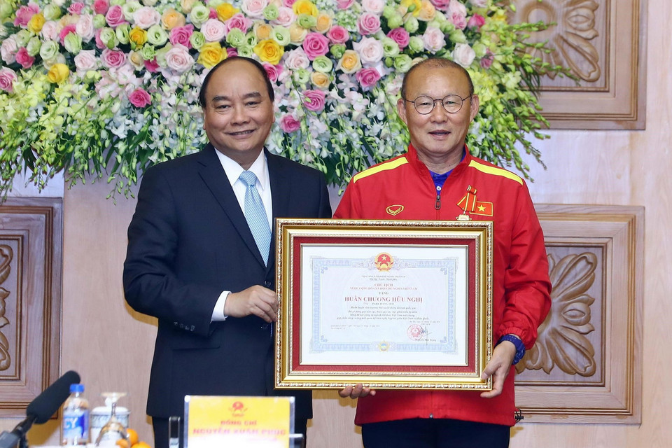 Thủ tướng Nguyễn Xuân Phúc trao tặng Huân chương Hữu nghị của Chủ tịch nước cho ông Park Hang-seo - huấn luyện viên trưởng Đội tuyển bóng đá nam. (Ảnh: Thống Nhất/TTXVN)
