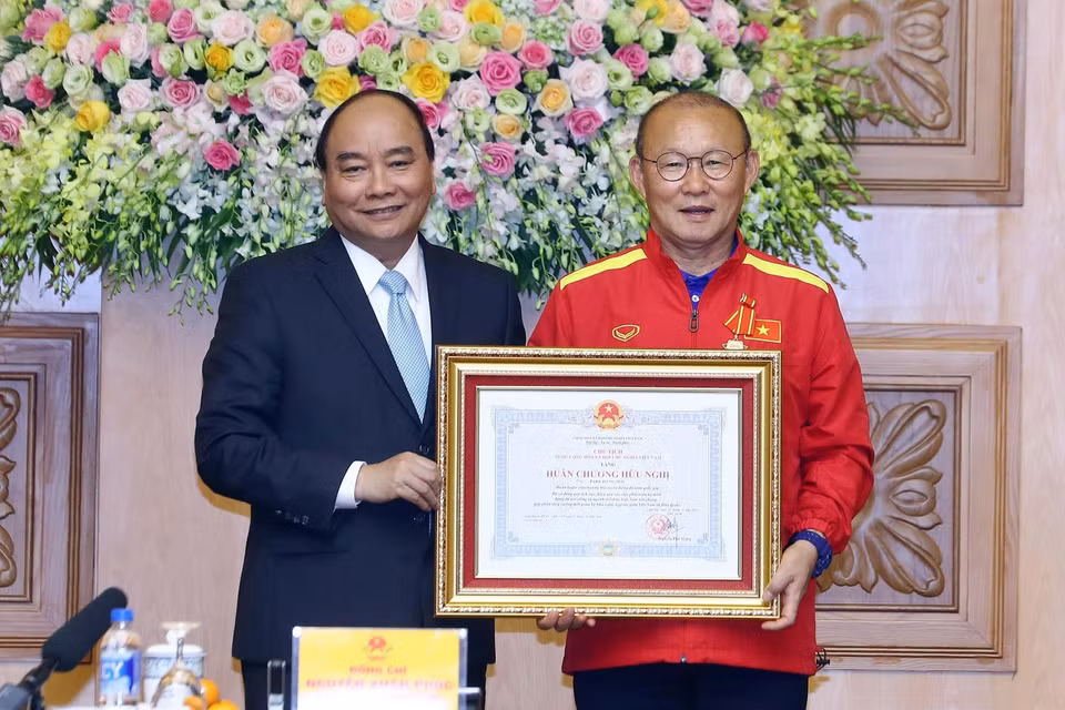 Thủ tướng Nguyễn Xuân Phúc trao tặng Huân chương Hữu nghị của Chủ tịch nước cho ông Park Hang-seo - huấn luyện viên trưởng Đội tuyển bóng đá nam. (Ảnh: Thống Nhất/TTXVN)