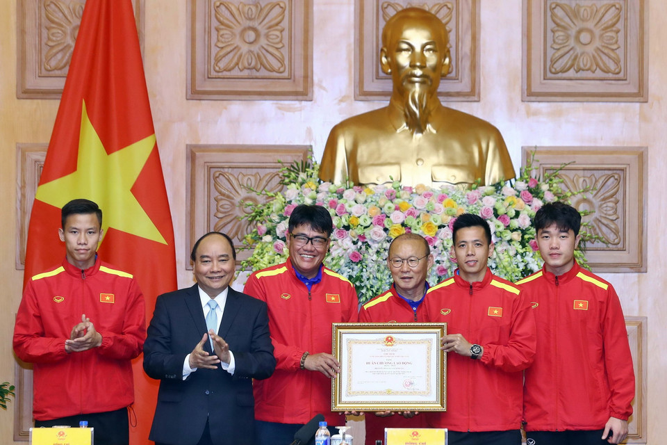 Thủ tướng Nguyễn Xuân Phúc trao tặng Huân chương lao động Hạng Nhất cho Đội tuyển bóng đá nam. (Ảnh: Thống Nhất/TTXVN)
