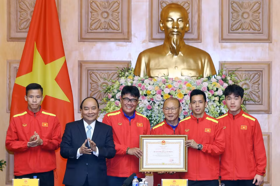 Thủ tướng Nguyễn Xuân Phúc trao tặng Huân chương lao động Hạng Nhất cho Đội tuyển bóng đá nam. (Ảnh: Thống Nhất/TTXVN)