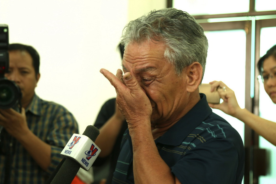 Ông Nguyễn Văn Thạch nghẹn ngào kể về việc thu hồi đất sai quy định. (Ảnh: Trần Xuân Tình/TTXVN)