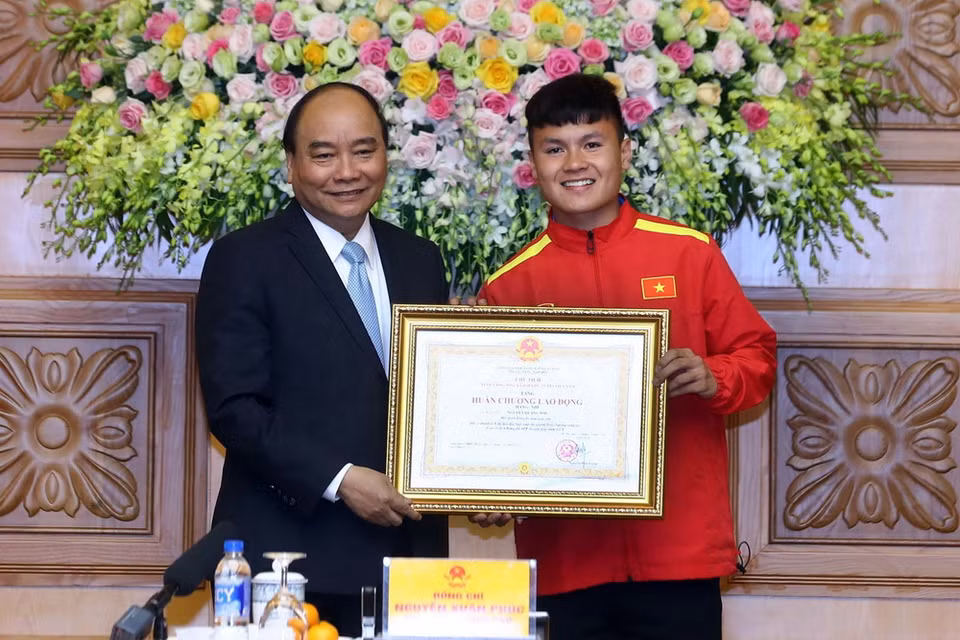 Thủ tướng Nguyễn Xuân Phúc trao tặng Huân chương lao động Hạng Nhì cho cầu thủ Nguyễn Quang Hải. (Ảnh: Thống Nhất/TTXVN)